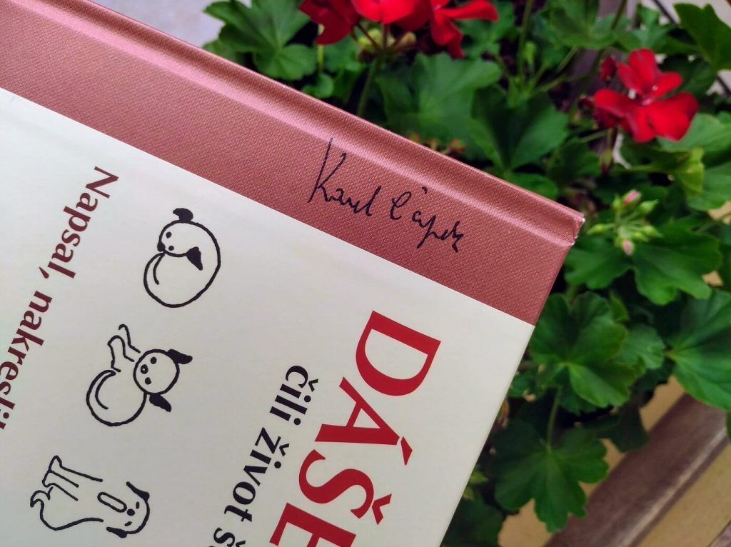 Podpis Karla Čapka na obálce knihy Dášeňka