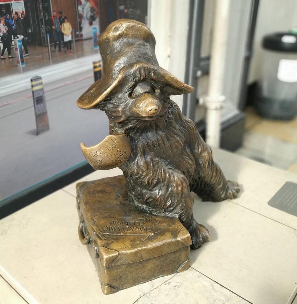 Socha medvídka Paddingtona na nádraží v Londýně